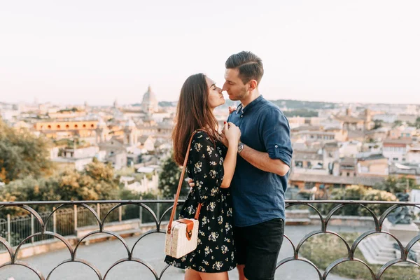 Fotografia Casamento Itália Casal Andando Pelas Ruas Roma Passeios Turísticos — Fotografia de Stock