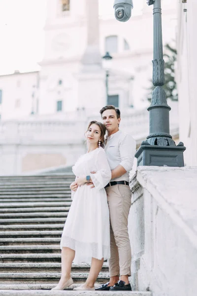 Krásný Stylový Pár Evropském Stylu Svatební Fotky Ulicích Říma — Stock fotografie