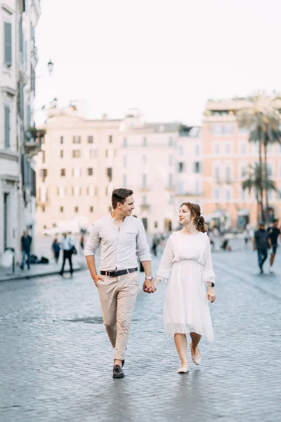 Avrupa Tarzında Güzel Şık Çifti Roma Sokaklarında Düğün Fotoğraf Çekimi — Stok fotoğraf