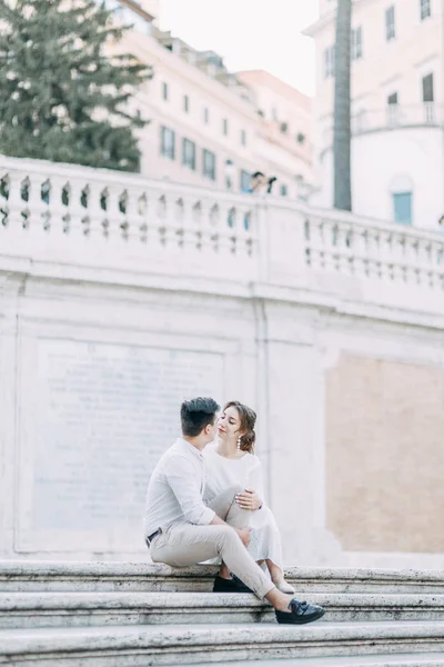 Krásný Stylový Pár Evropském Stylu Svatební Fotky Ulicích Říma — Stock fotografie