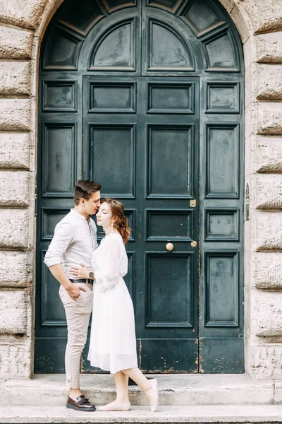 美丽的时尚对在欧洲风格 婚礼照片拍摄在罗马的街道上 — 图库照片