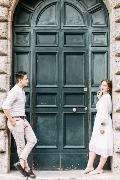 Mooie Stijlvolle Paar Europese Stijl Bruiloft Fotoshoot Straten Van Rome — Stockfoto