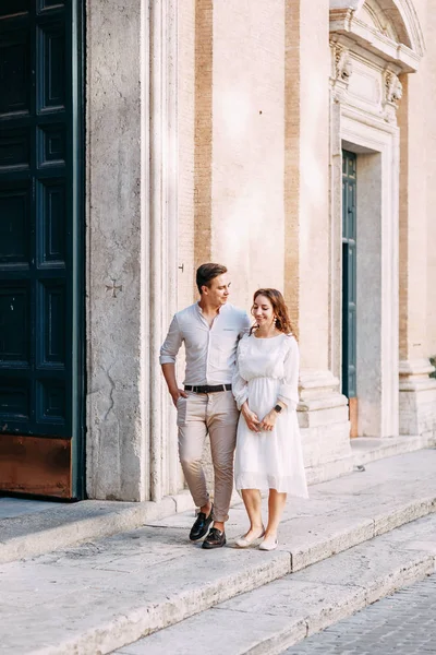 Avrupa Tarzında Güzel Şık Çifti Roma Sokaklarında Düğün Fotoğraf Çekimi — Stok fotoğraf