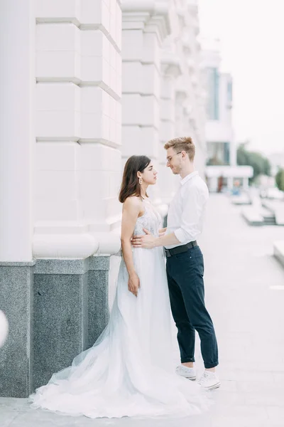 Casal Nas Ruas Casamento Elegante Estilo Europeu Belas Artes — Fotografia de Stock