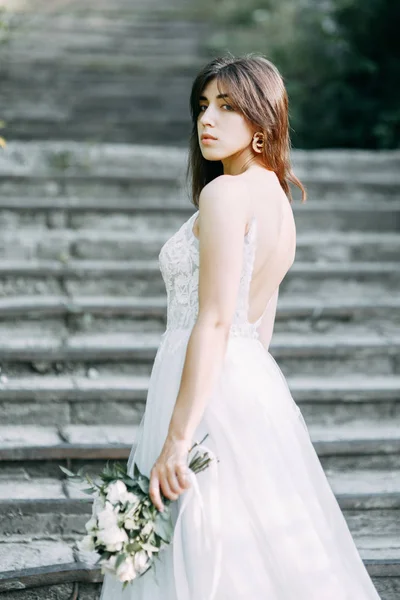 Pengantin Dengan Gaun Panjang Alam Dengan Matahari Terbenam Sebuah Pernikahan — Stok Foto