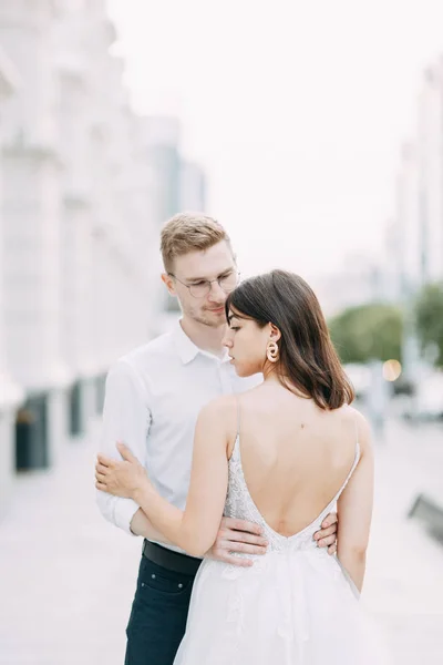 一对情侣在街上 欧洲艺术风格的时尚婚礼 — 图库照片