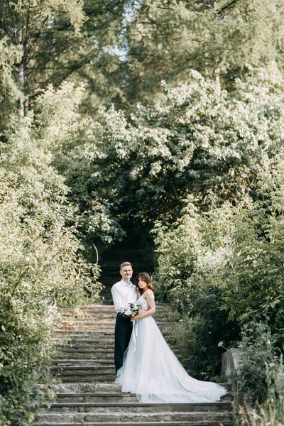 Happy Couple Buiten Bij Zonsondergang Een Stijlvolle Bruiloft Europese Stijl — Stockfoto