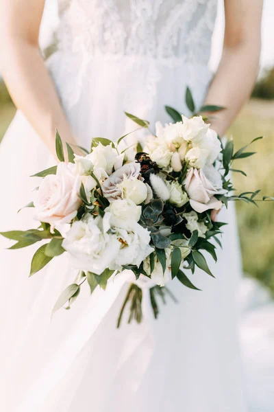 Novia Con Vestido Largo Naturaleza Con Puesta Sol Una Boda —  Fotos de Stock