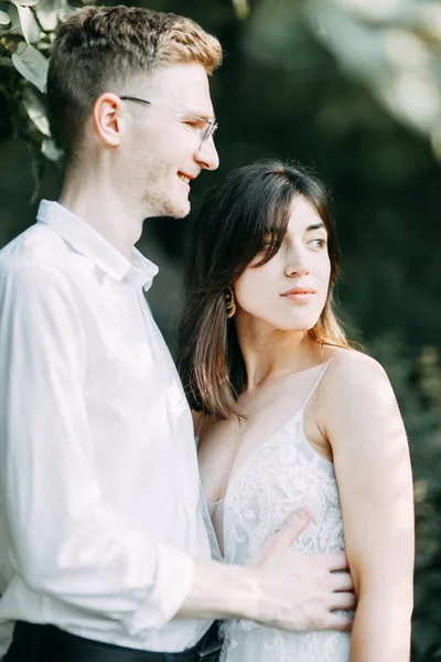 Casal Feliz Livre Pôr Sol Casamento Elegante Estilo Europeu Belas — Fotografia de Stock