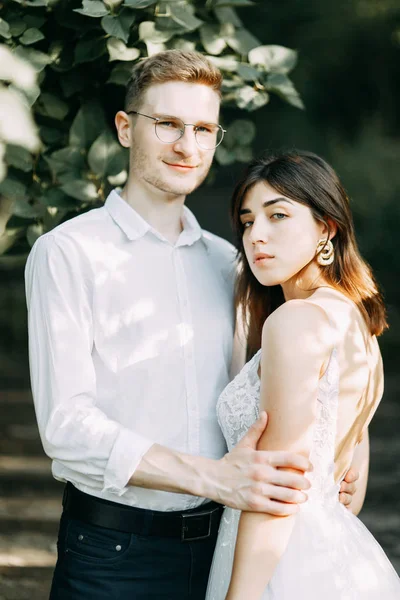 Pareja Feliz Atardecer Una Boda Con Estilo Estilo Europeo Bellas —  Fotos de Stock