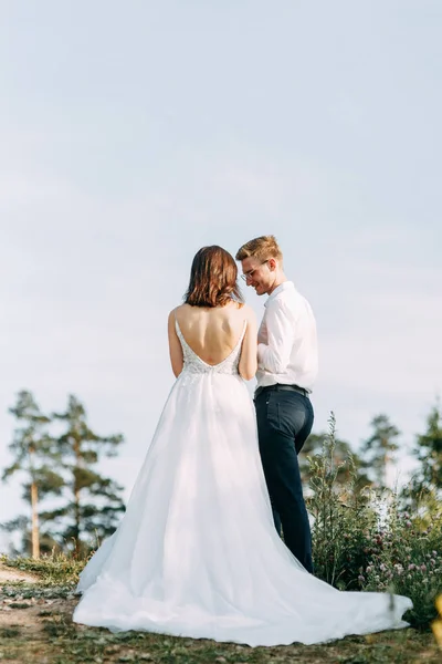 Happy Couple Outdoors Sunset Stylish Wedding European Style Fine Art — Stock Photo, Image