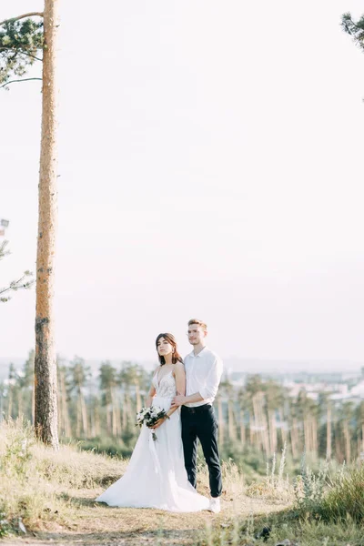 Casal Feliz Livre Pôr Sol Casamento Elegante Estilo Europeu Belas — Fotografia de Stock