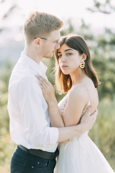 Casal Feliz Livre Pôr Sol Casamento Elegante Estilo Europeu Belas — Fotografia de Stock