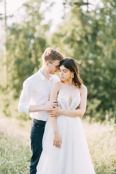 Happy Couple Buiten Bij Zonsondergang Een Stijlvolle Bruiloft Europese Stijl — Stockfoto