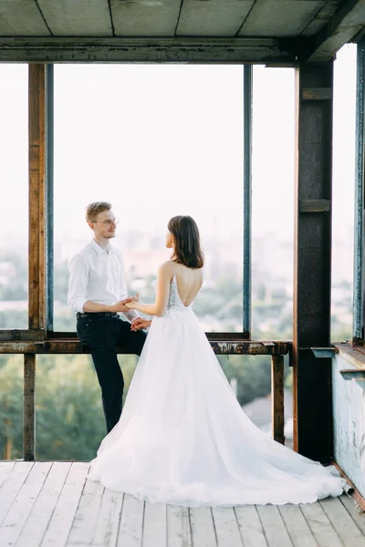 Pareja Feliz Atardecer Una Boda Con Estilo Estilo Europeo Bellas — Foto de Stock