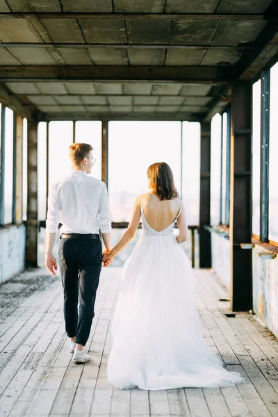 Happy Couple Outdoors Sunset Stylish Wedding European Style Fine Art — Stock Photo, Image