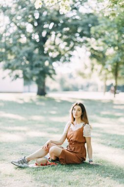 Berlin'de güneşli bir portre. Parkta gülen kız blogger. 