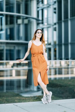  binanın modern mimarisinde şık görüntü. Berlin'de parlak bir genç kız.