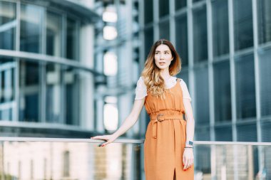  binanın modern mimarisinde şık görüntü. Berlin'de parlak bir genç kız.