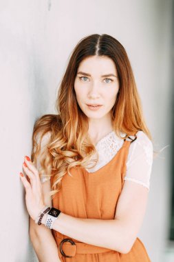 beyaz arka plan üzerinde genç bir kızın ışık portreler. binanın modern mimarisinde şık görüntü.