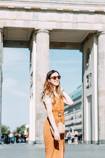 Bir Blogcu Ile Berlin Dolaşmak Brandenburg Kapısında Gülümseyen Kız Gezgin — Stok fotoğraf