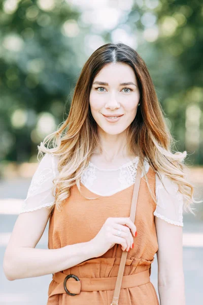 Berlin'de güneşli bir portre. Parkta gülen kız blogger. 