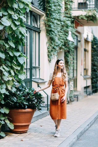 Blogger Viaggi Alla Scoperta Vecchi Edifici Allegra Ragazza Nel Cortile — Foto Stock