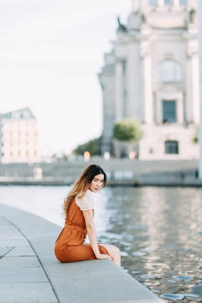 Blogueur Assis Sur Rive Rivière Portrait Une Jeune Fille Berlin — Photo