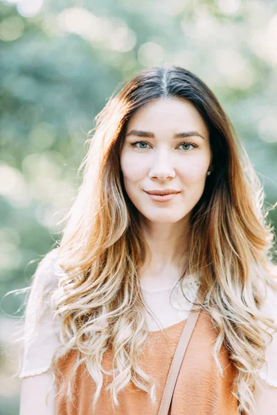  Parkta gülen kız blogger. Berlin'de güneşli portre.