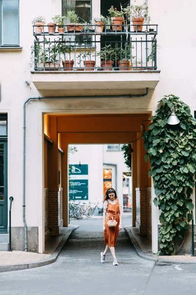  seyahat blogger eski binaları keşfetmek. yeşillik ile bahçesinde neşeli genç kız.