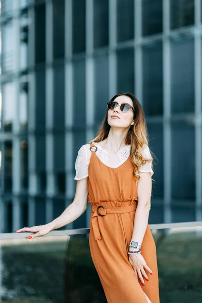 Image Élégante Dans Architecture Moderne Bâtiment Une Jeune Fille Brillante — Photo