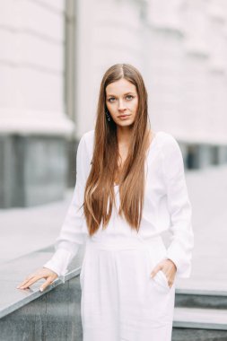 modern şehrin arka planda parlak fotoğraf çekimi. tulum şık blogger kız. 