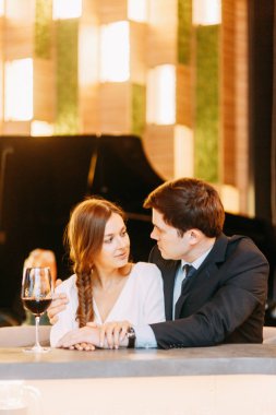  bir aile fotoğraf çekiminde parlak duygular. bir şarap barı iç mutlu çift.