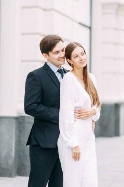  Avrupa tarzında aşk hikayesi. akşam şehrin arka planda mutlu çift.