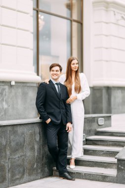  Avrupa tarzında aşk hikayesi. akşam şehrin arka planda mutlu çift.