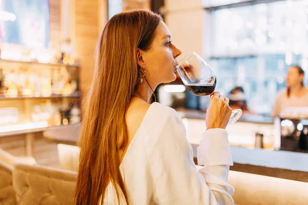 Ritratto Una Ragazza Elegante Crema Solare Interno Moderno Dell Enoteca — Foto Stock