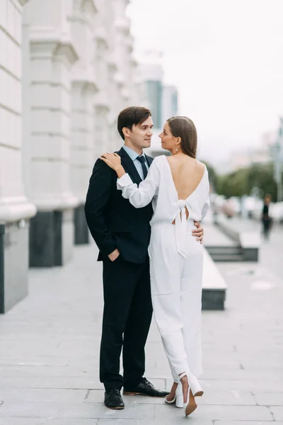 Historia Amor Estilo Europeo Feliz Pareja Fondo Ciudad Noche —  Fotos de Stock