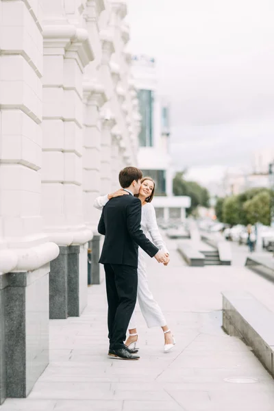 ヨーロッパスタイルの愛の物語 夕方の街の背景に幸せなカップル — ストック写真