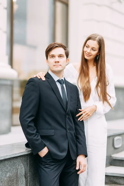 Historia Amor Estilo Europeo Feliz Pareja Fondo Ciudad Noche —  Fotos de Stock