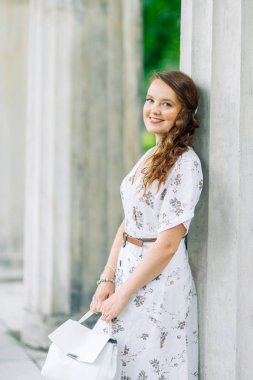 Berlin'de güzel gülümseyen kız. Almanya'nın önemli yerler konumlar.