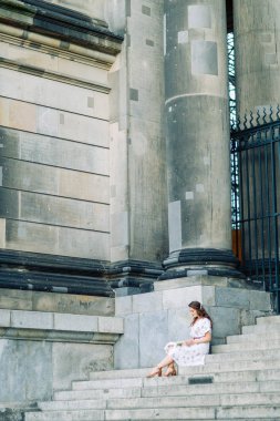 Berlin'de güzel gülümseyen kız. Almanya'nın önemli yerler konumlar.