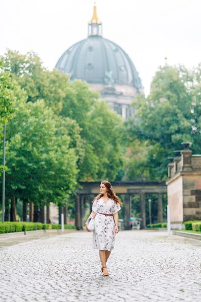Berlin'de güzel gülümseyen kız. Almanya'nın önemli yerler konumlar.