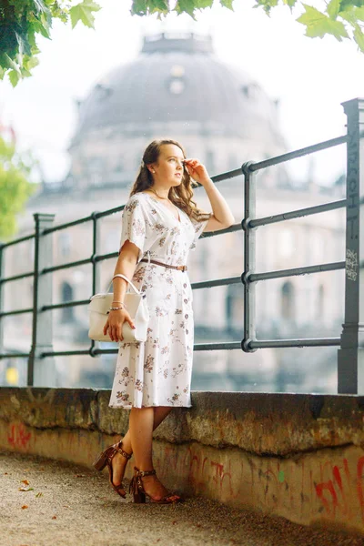 Berlin'de güzel gülümseyen kız. Almanya'nın önemli yerler konumlar.