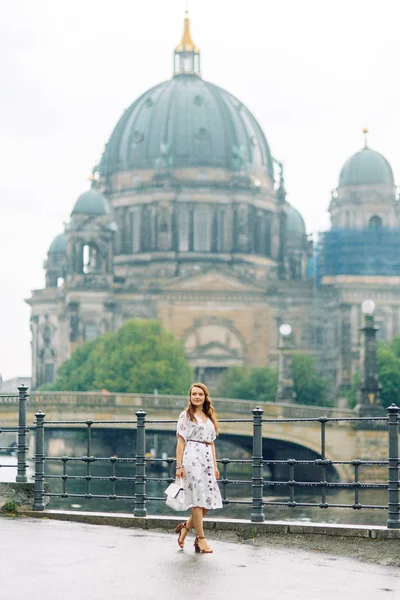Berlin'de güzel gülümseyen kız. Almanya'nın önemli yerler konumlar.