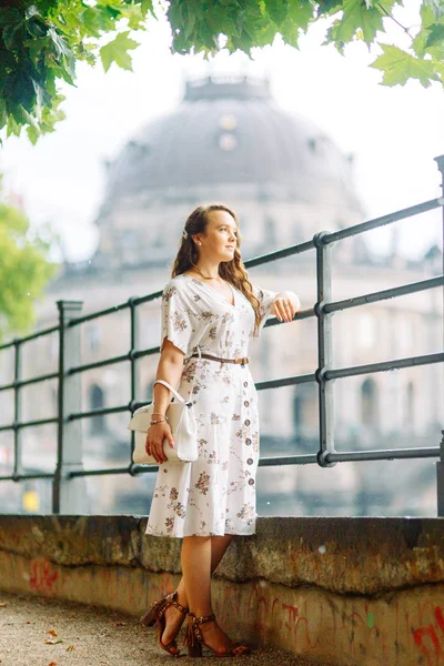Berlin'de güzel gülümseyen kız. Almanya'nın önemli yerler konumlar.