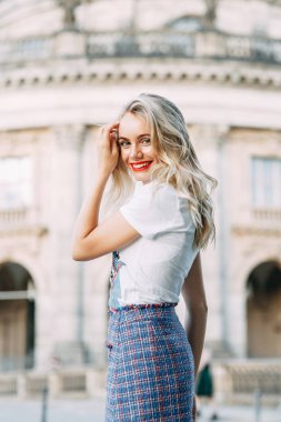 Almanya'nın önemli yerlerde konumlar. Berlin'de güzel gülümseyen kız. 