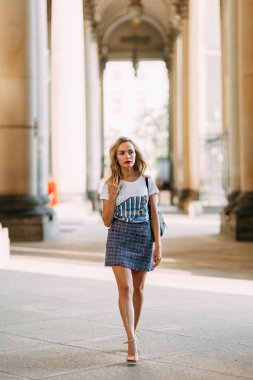 Almanya'nın önemli yerlerde konumlar. Berlin'de güzel gülümseyen kız. 