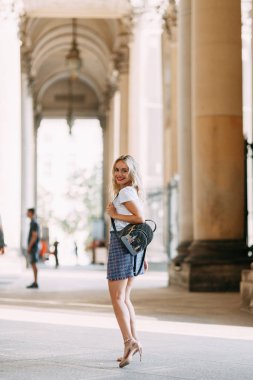 Almanya'nın önemli yerlerde konumlar. Berlin'de güzel gülümseyen kız. 