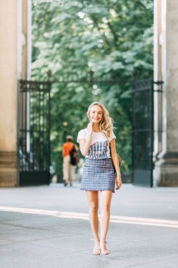 Almanya'nın önemli yerlerde konumlar. Berlin'de güzel gülümseyen kız. 