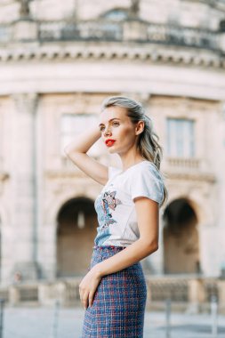 Almanya'nın önemli yerlerde konumlar. Berlin'de güzel gülümseyen kız. 